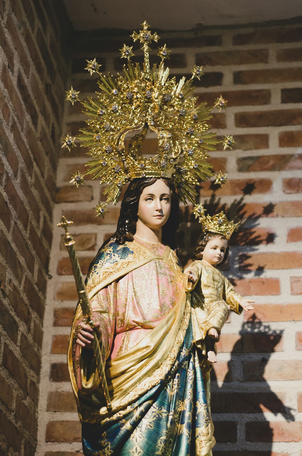 Mujer con vestido sari dorado y rojo