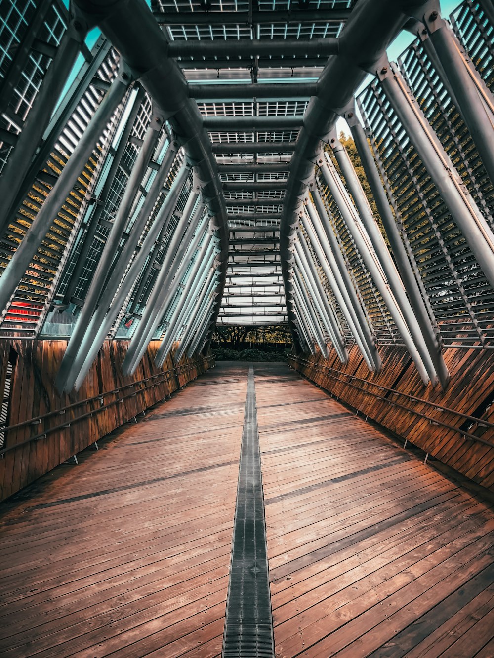 corredor de madeira marrom com grades de metal cinza