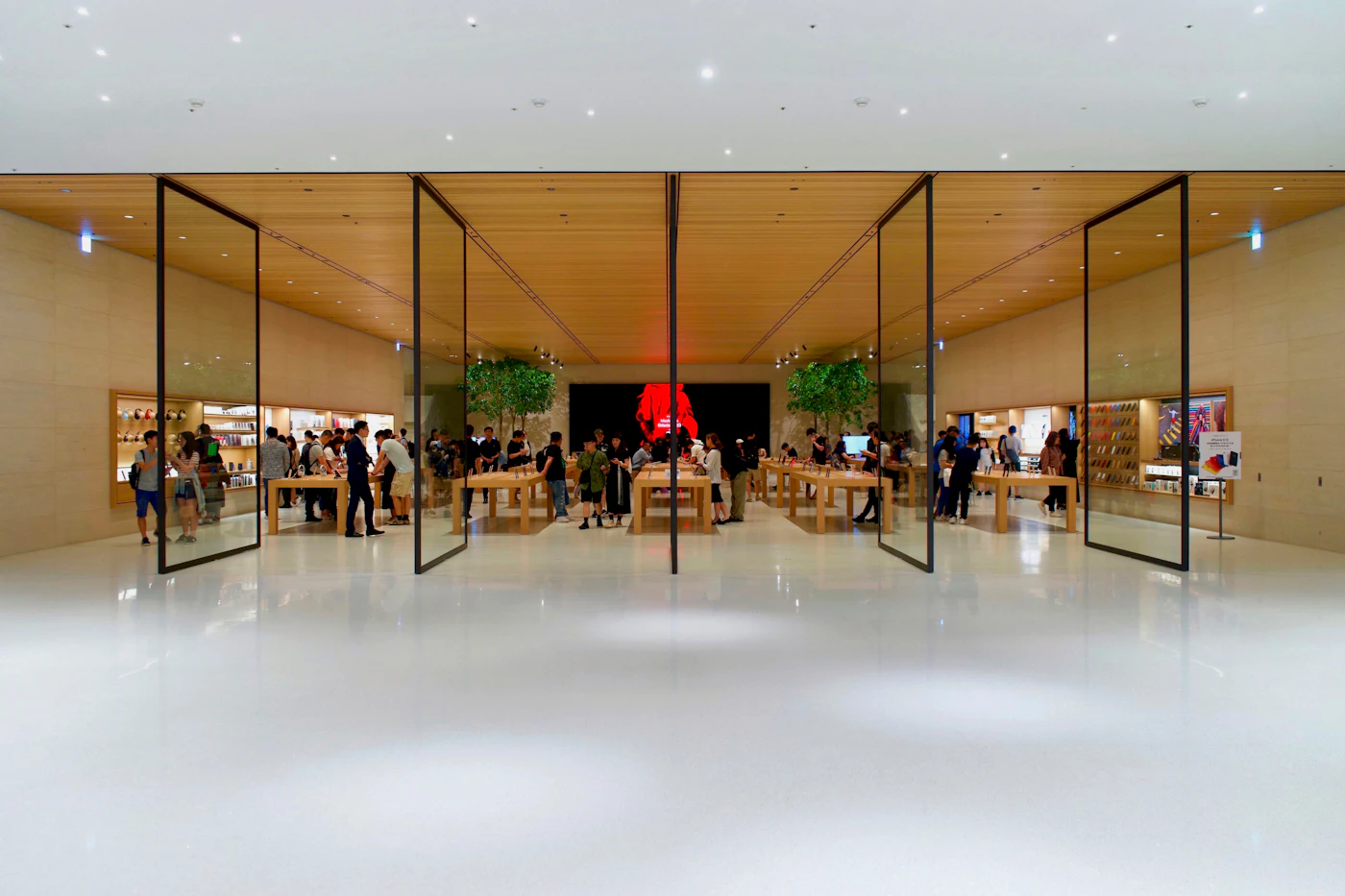 Eingang eines modernen Smartphone-Shops mit Glasfront