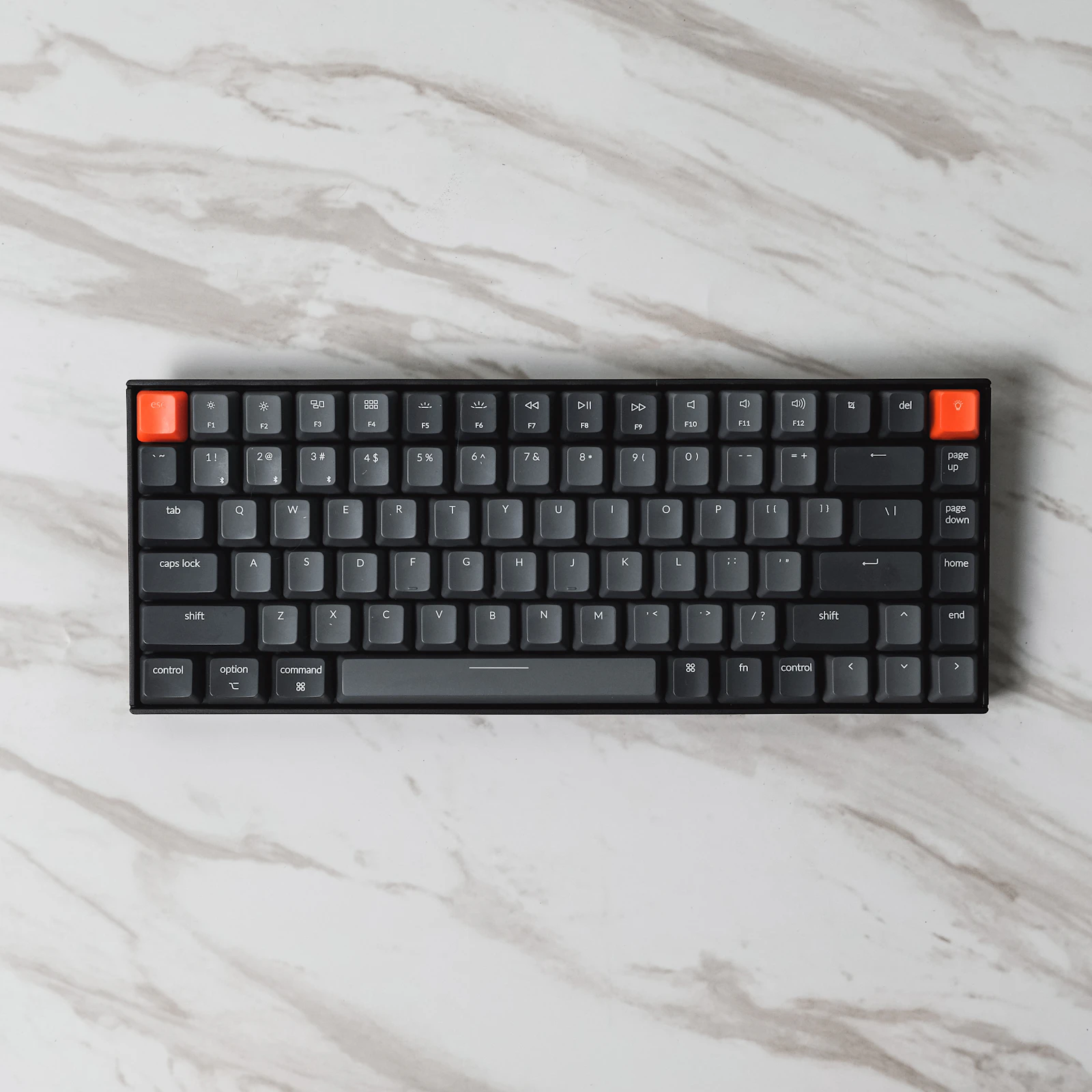 Gros plan sur un clavier mécanique noir et orange