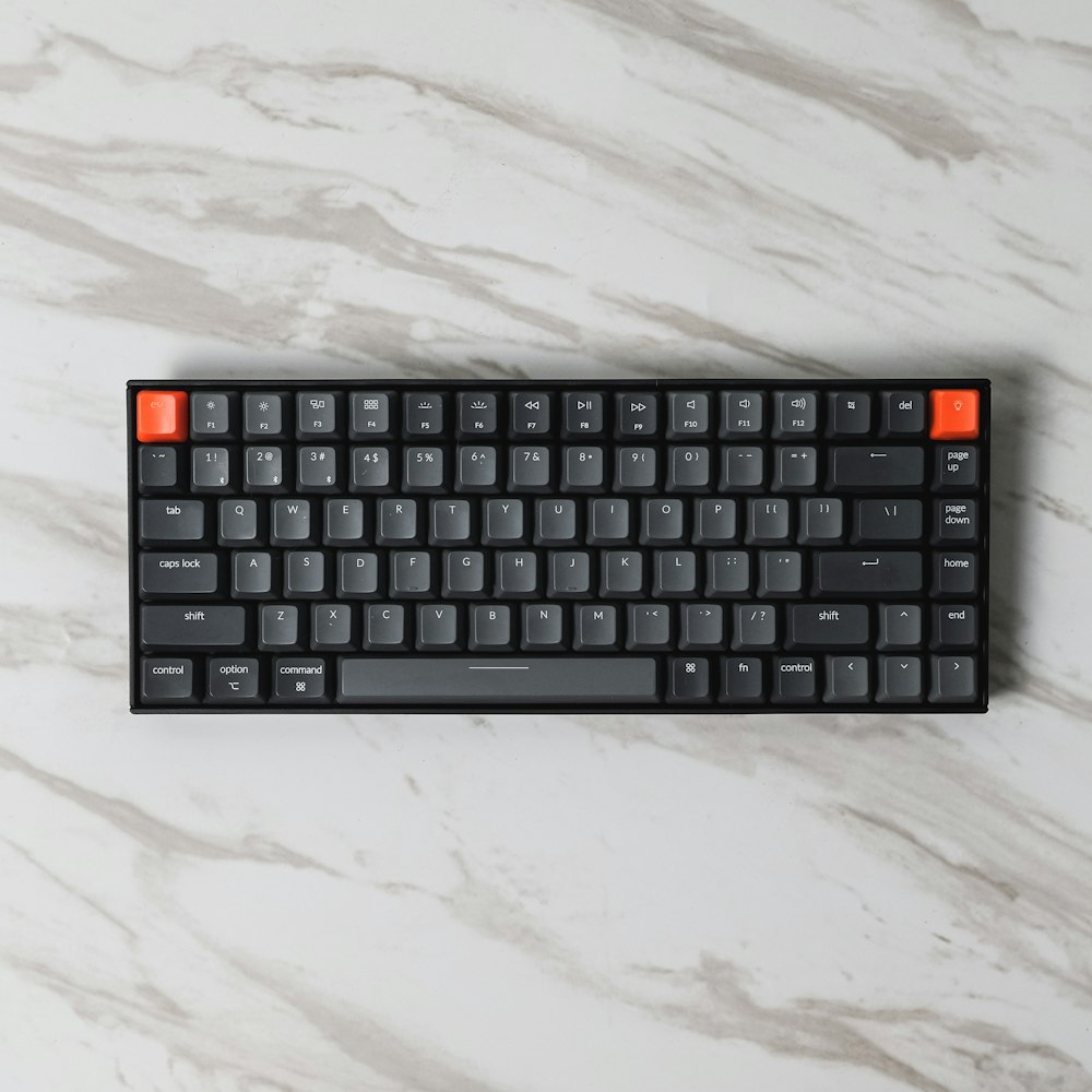 teclado de computador preto e laranja