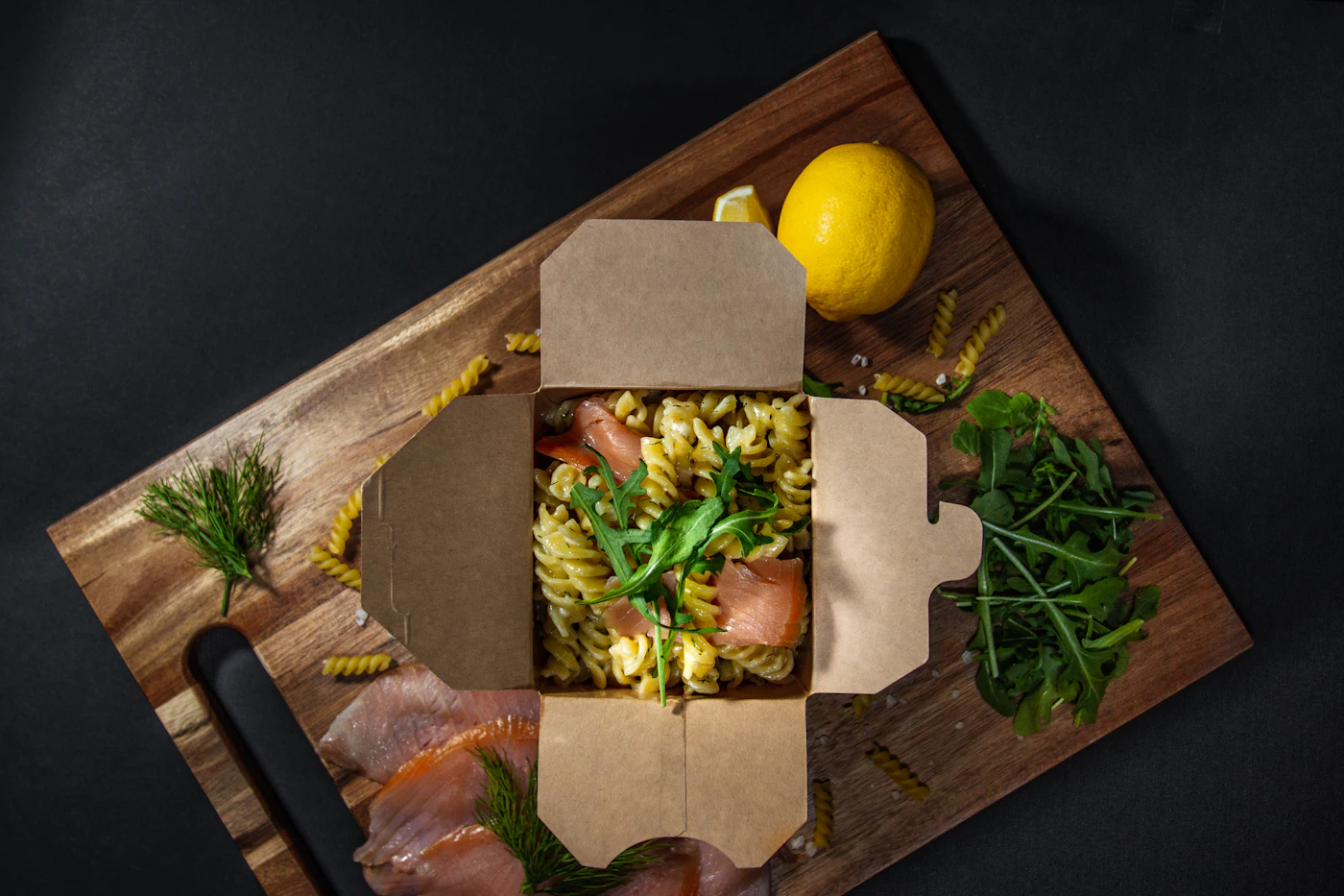 Plat de légumes servi dans une boîte en carton kraft brun