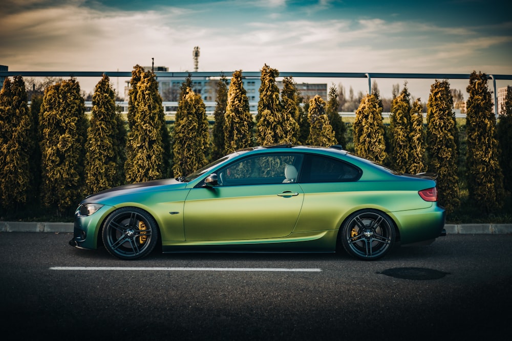 Porsche 911 verte garée sur le parking pendant la journée