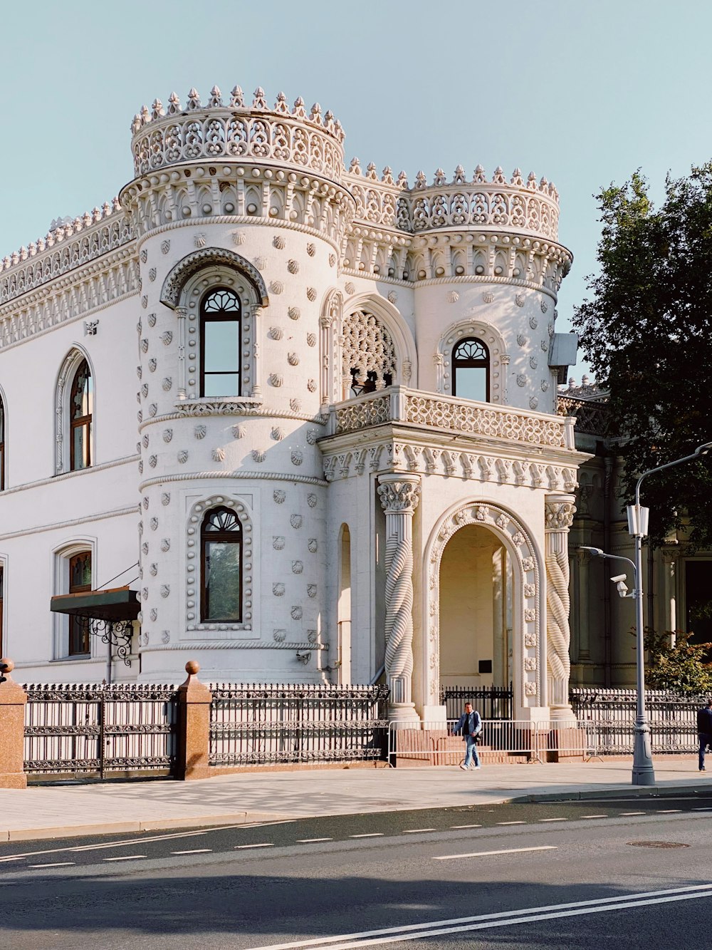 Edificio de hormigón blanco con árboles a un lado