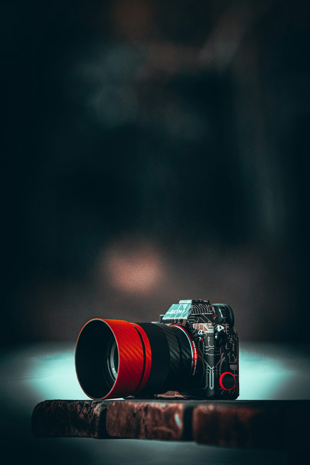 Fotocamera DSLR nera e rossa