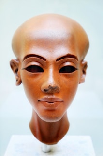 woman with brown eyes and brown eyes