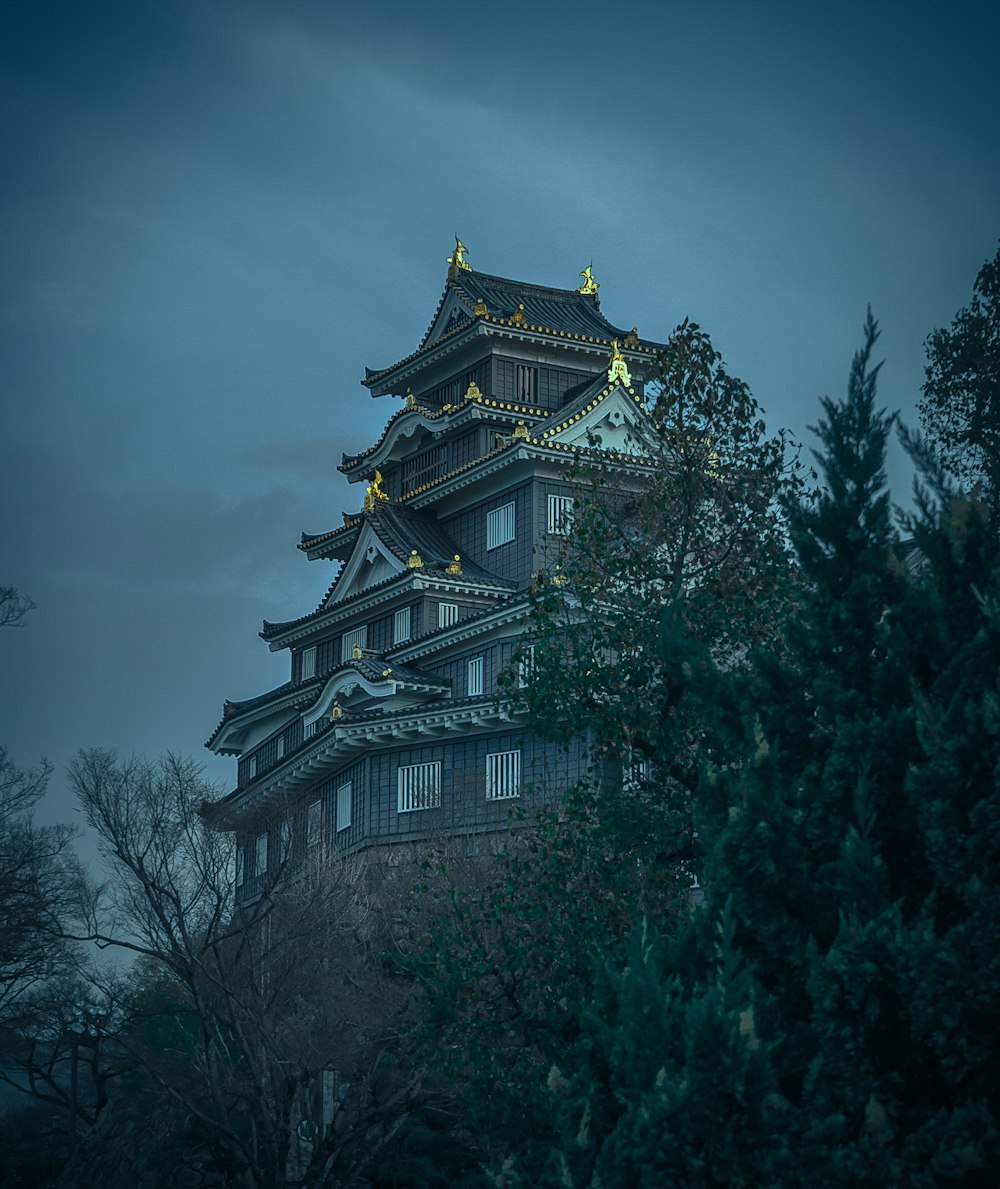 白と黒のコンクリートの建物