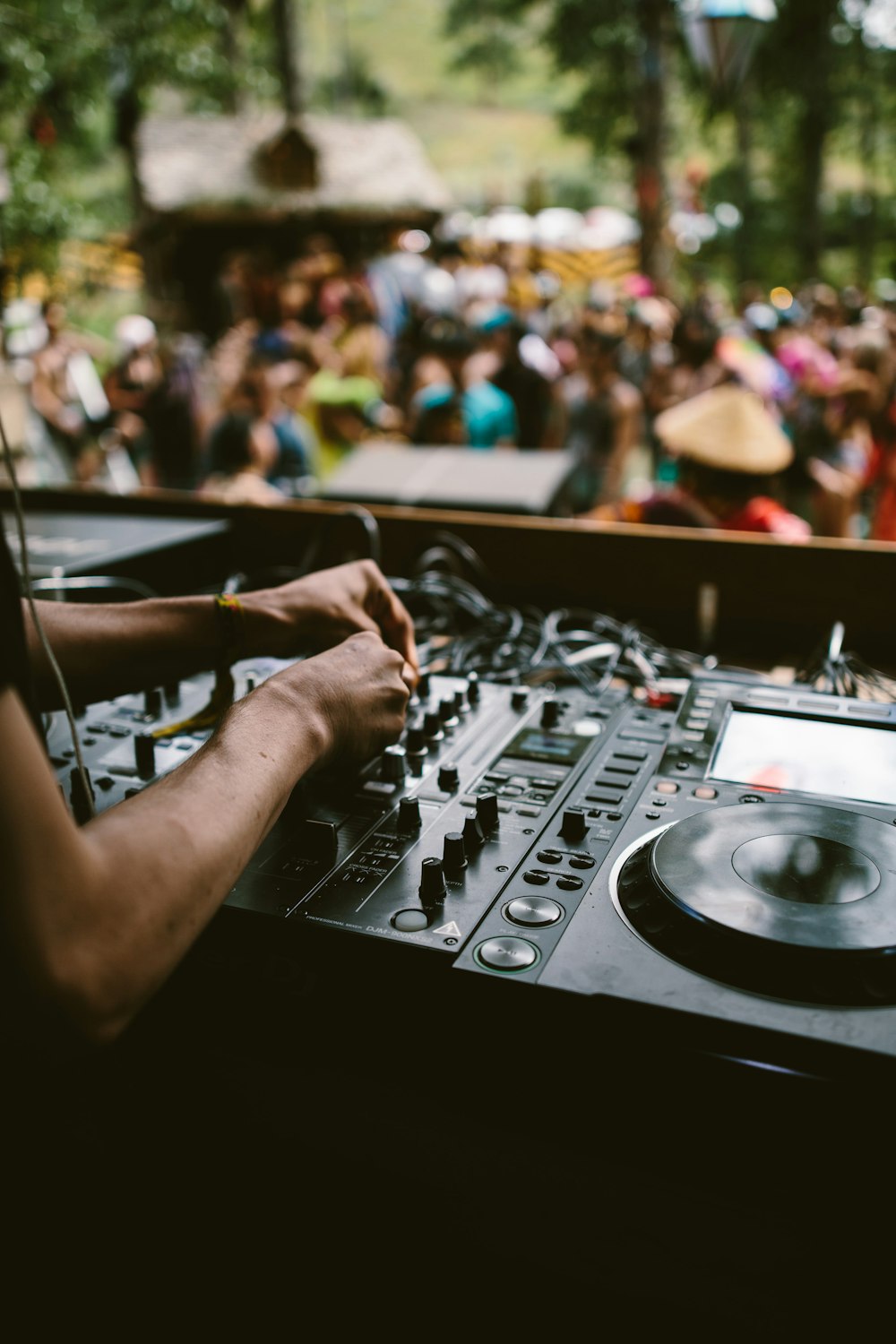 Persona tocando DJ Mixer en la lente de cambio de inclinación