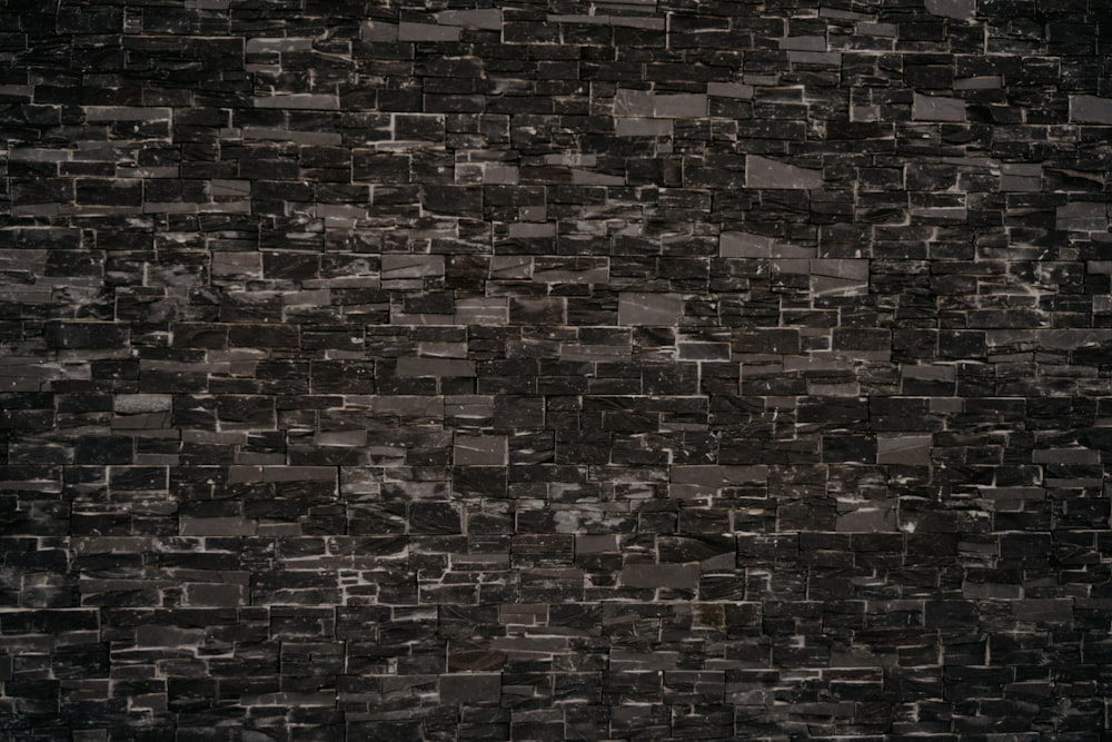 갈색과 검은 색 벽돌 벽