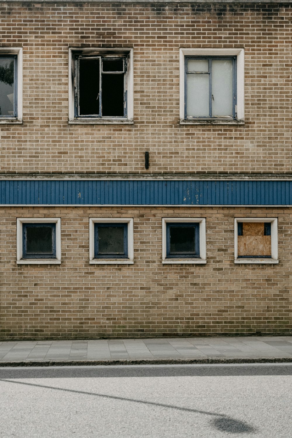 Bâtiment en béton brun et bleu