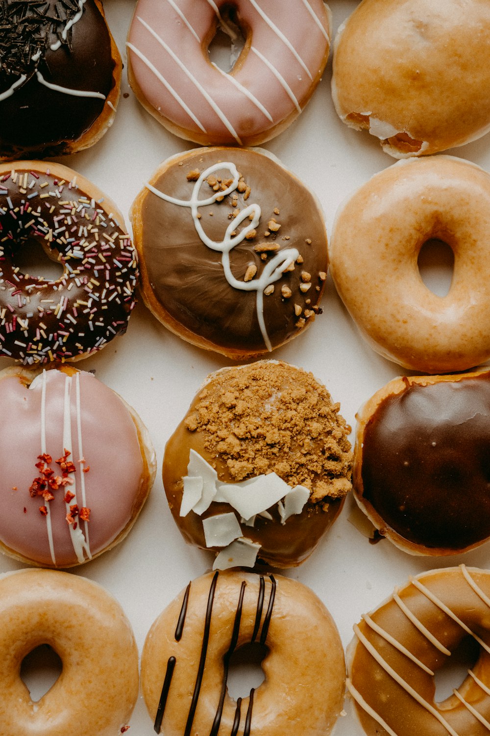 Rosquillas marrones y blancas en plato de cerámica blanca