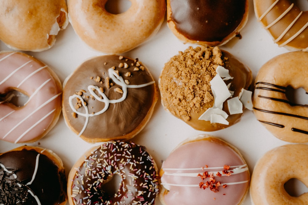 rosquillas marrones y blancas en bandeja blanca