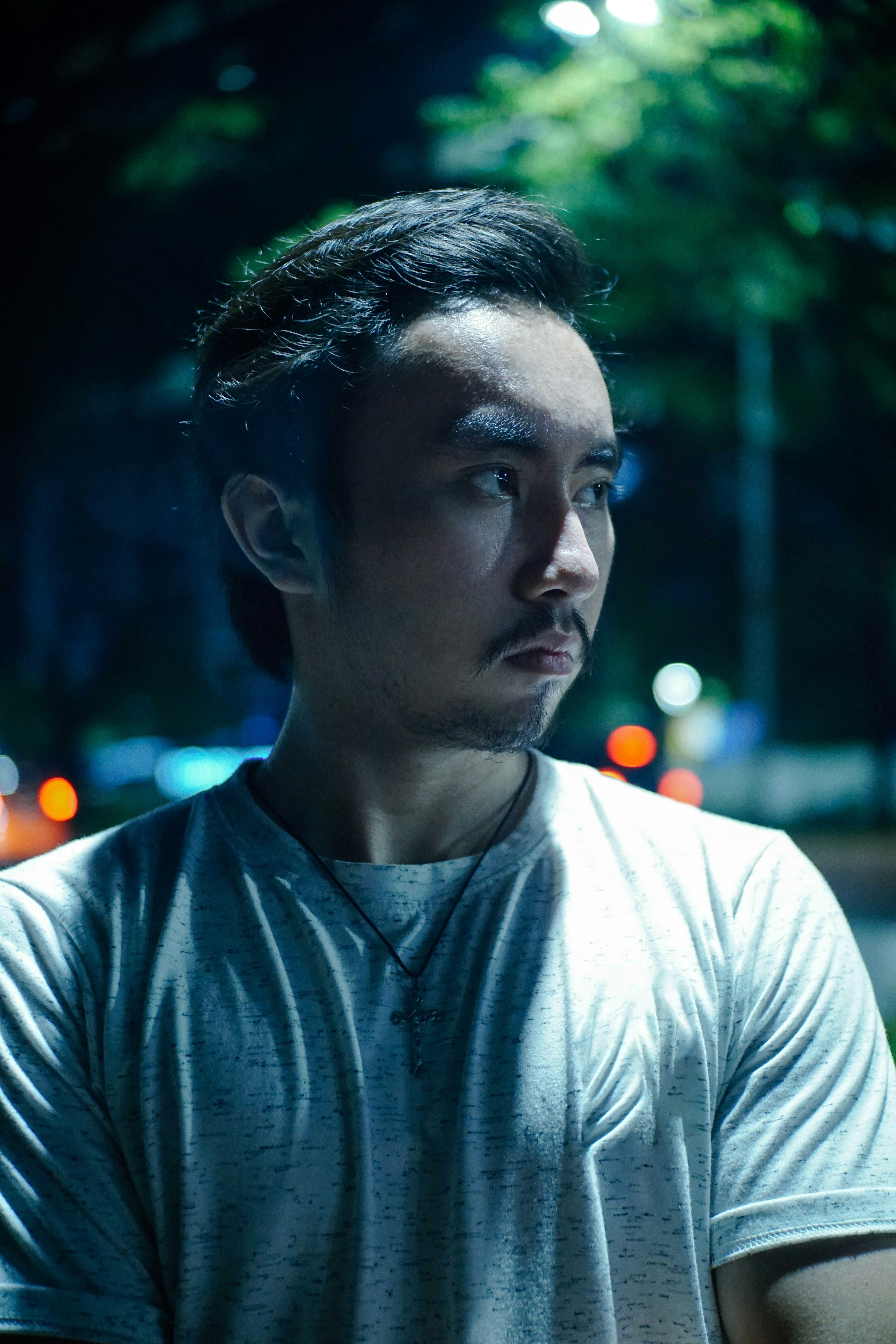 homem na camisa cinza do pescoço da tripulação