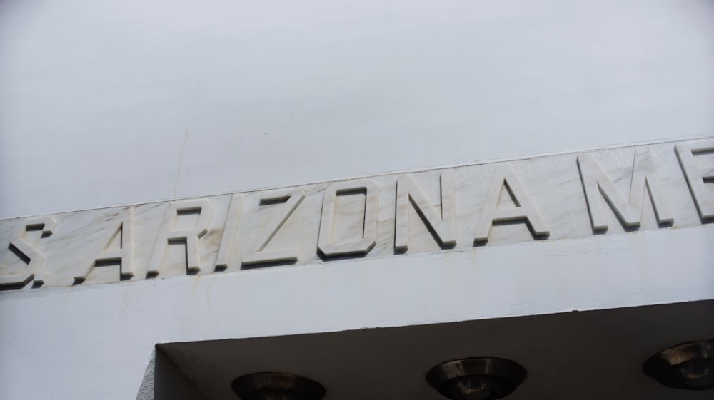 Ein Schild an der Seite eines Gebäudes, auf dem Arizona Me steht