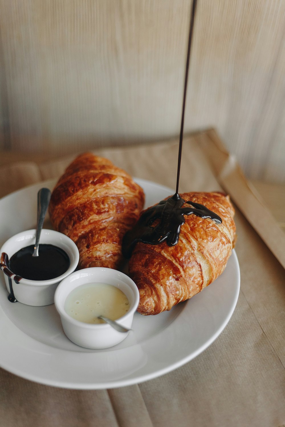 Pain sur assiette en céramique blanche