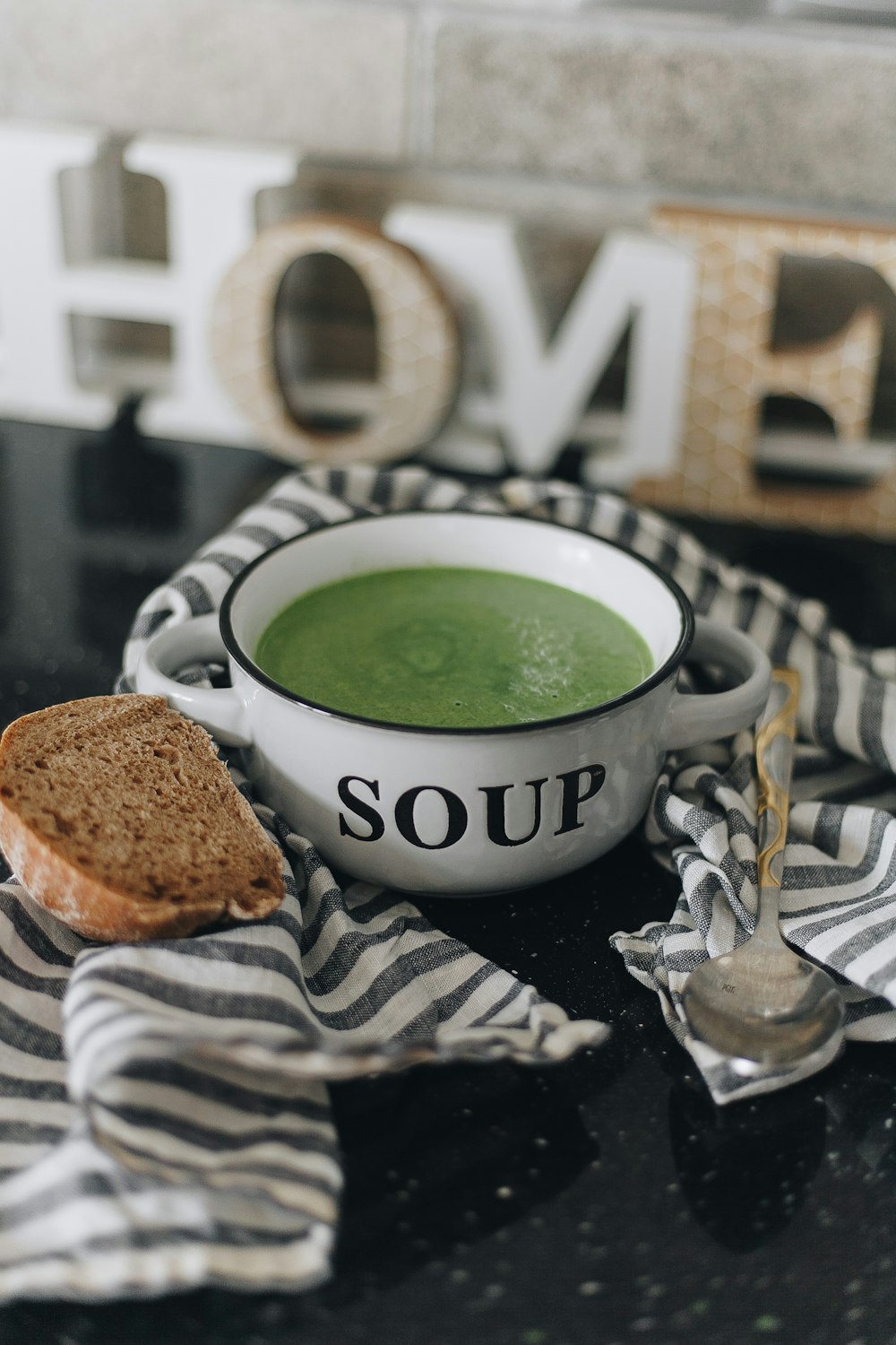 zuppa verde in ciotola di ceramica bianca