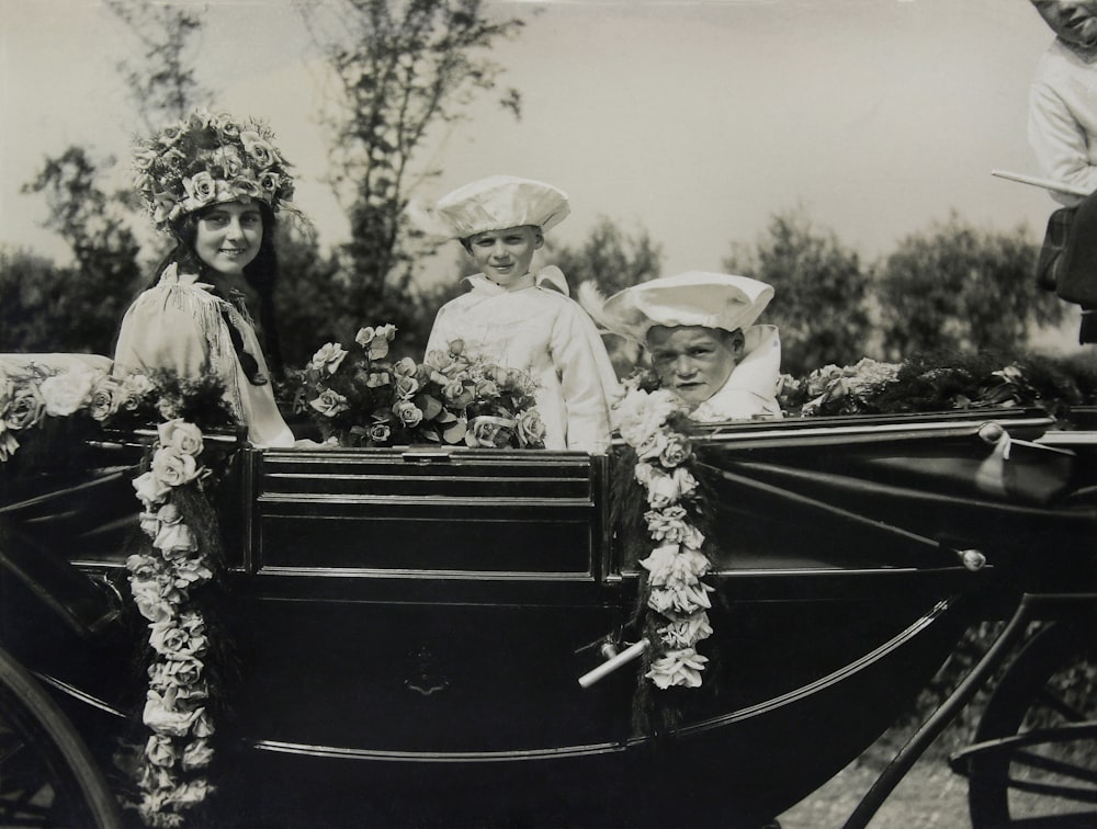 Photo en niveaux de gris d’un homme et d’une femme sur un bateau