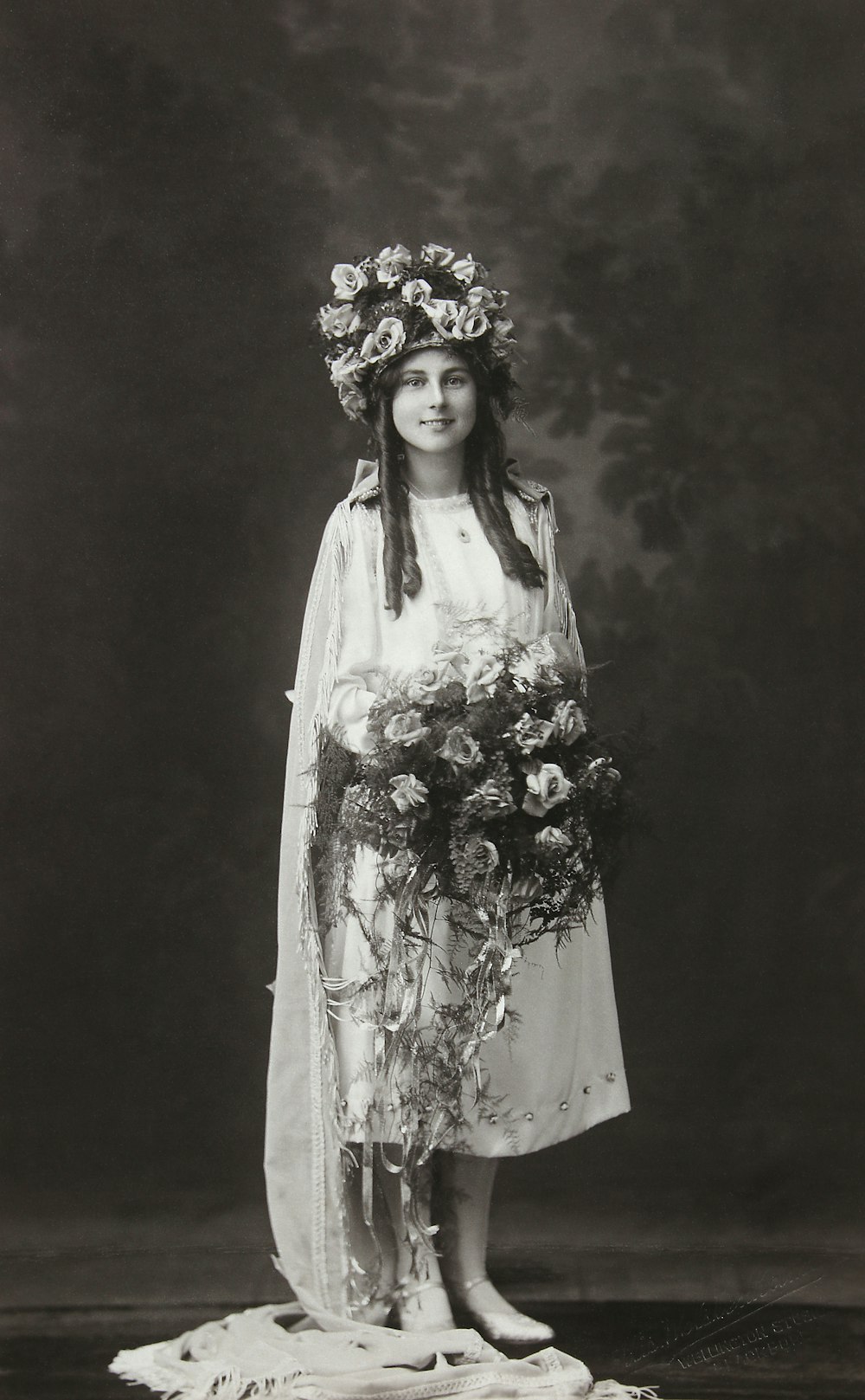 donna in abito floreale bianco