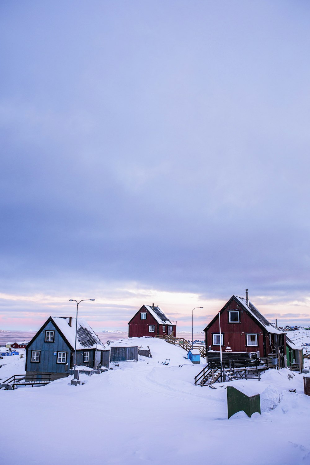 casas cobertas de neve sob o céu cinzento