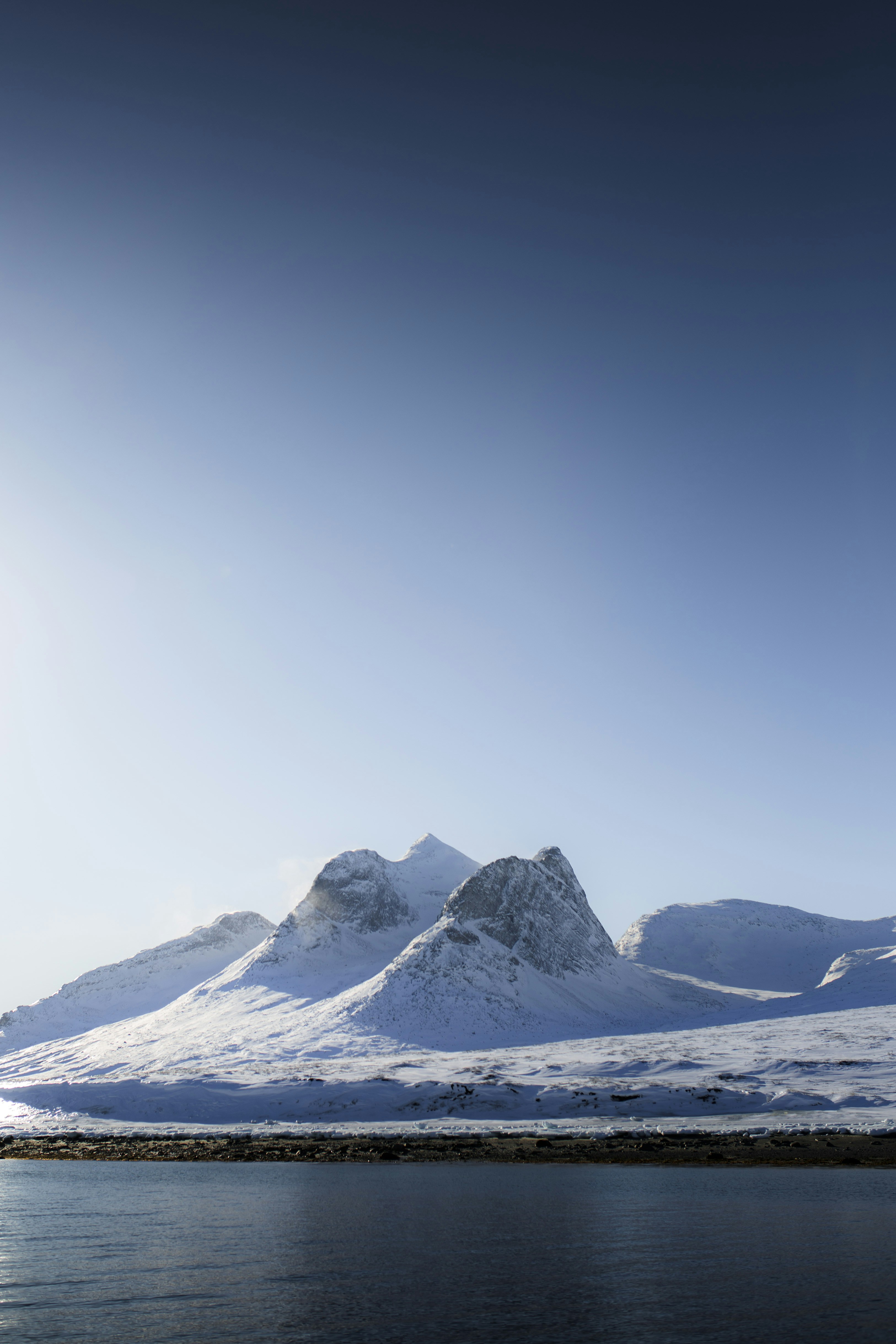 Montaña cubierta de nieve bajo el cielo azul durante el día