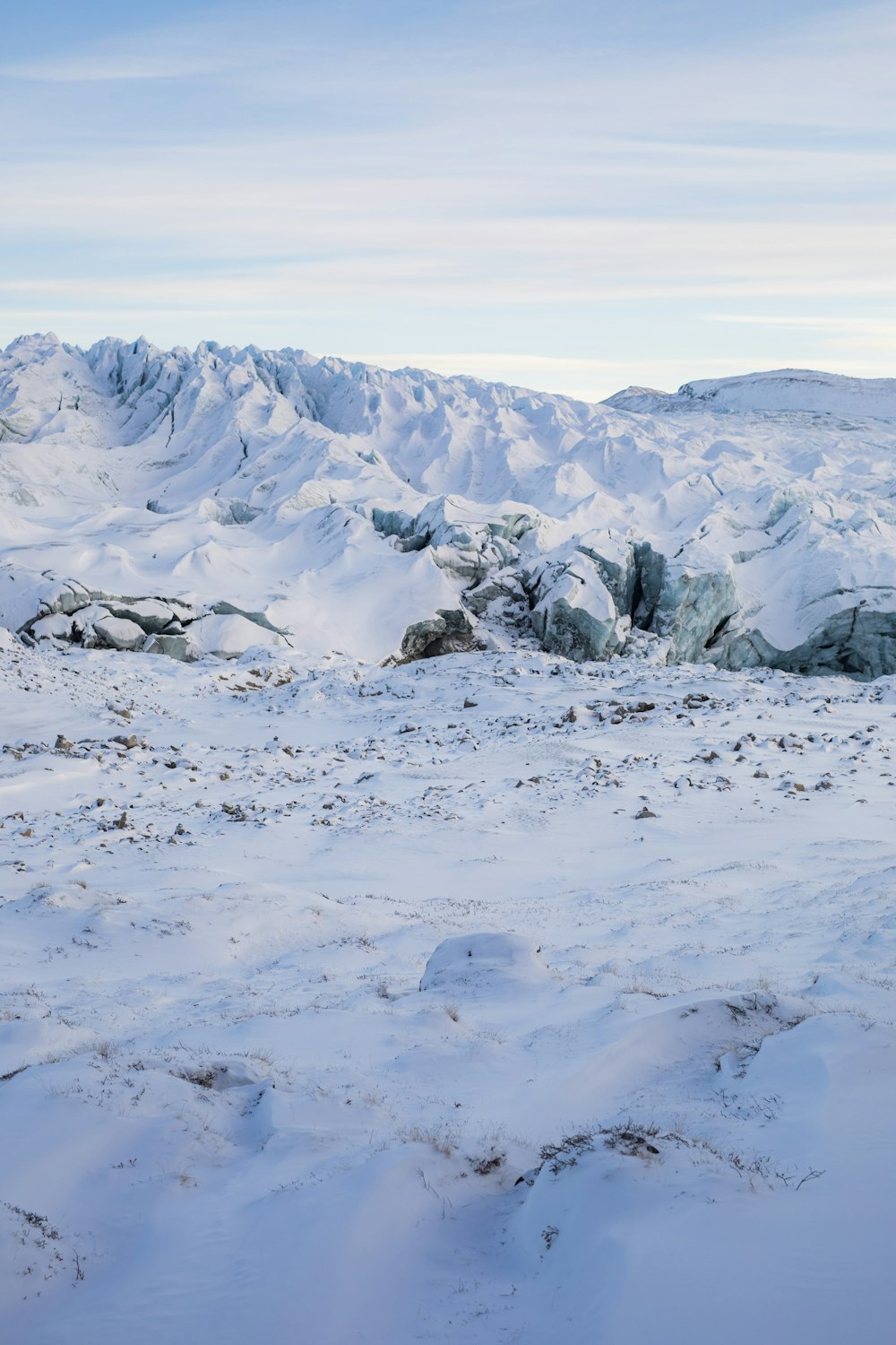 montagne enneigée pendant la journée