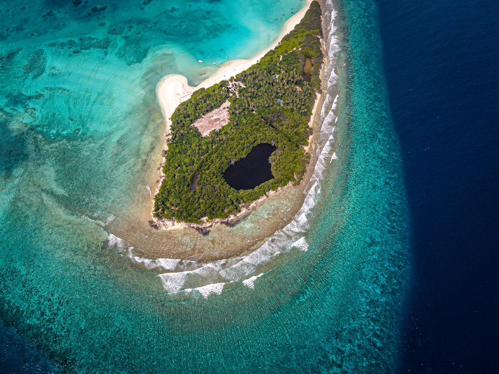 Vue aérienne de l’île au milieu de la mer