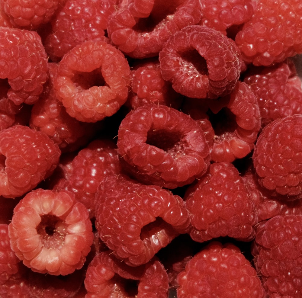 Caramelle rosse a forma di cuore in fotografia ravvicinata foto