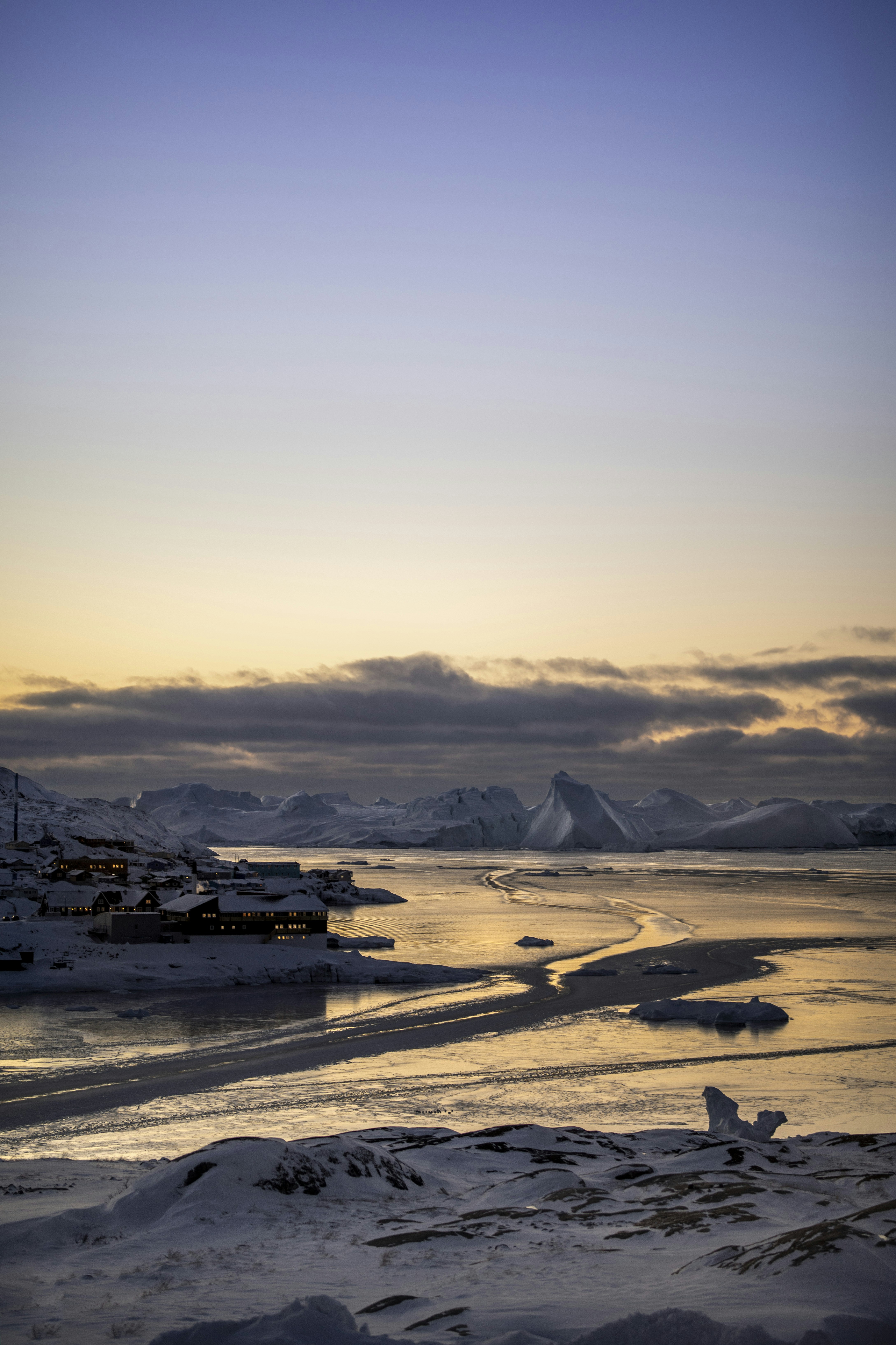 Montaña cubierta de nieve durante el día