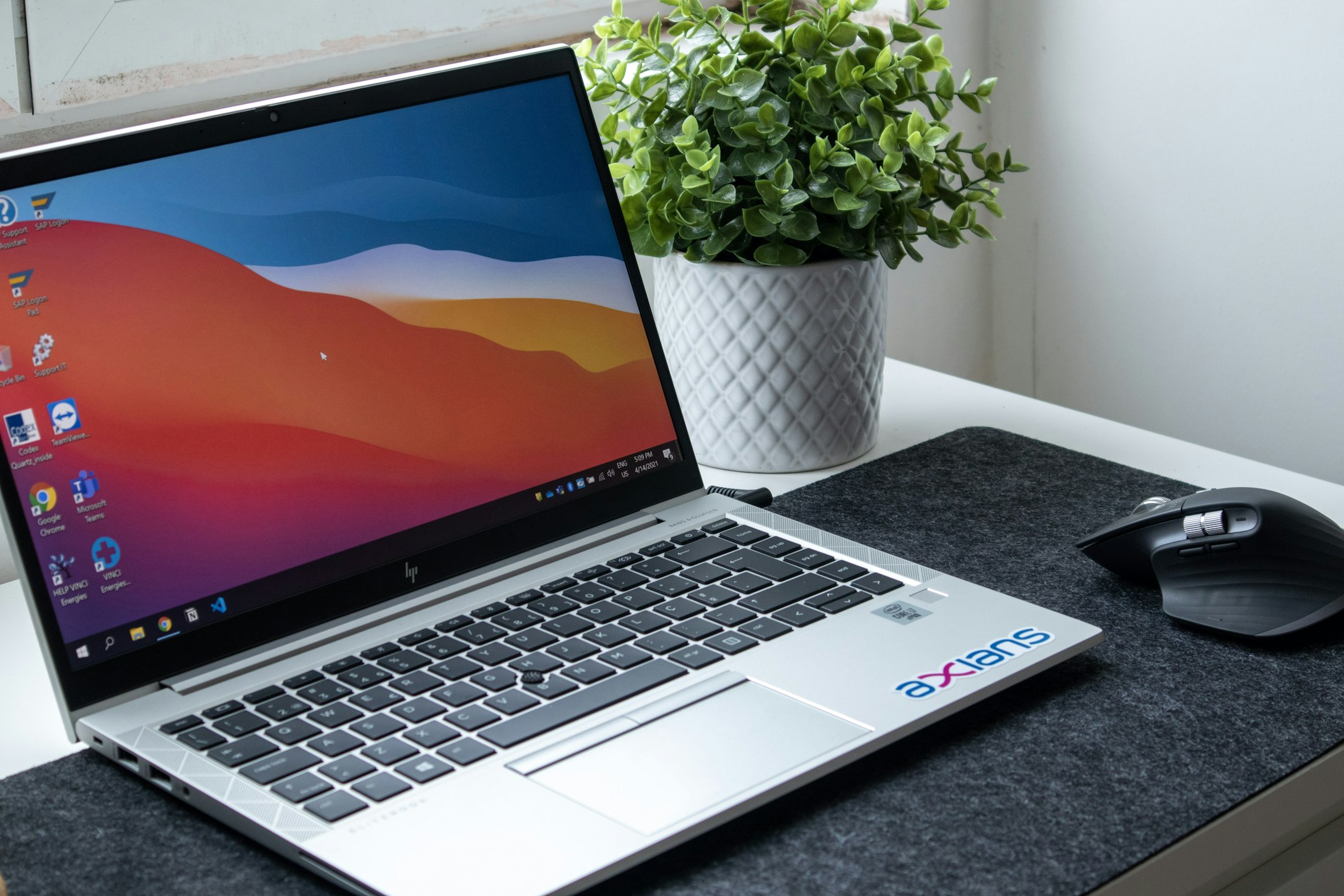 Hände, die eine Festplatte in einen Laptop einbauen.