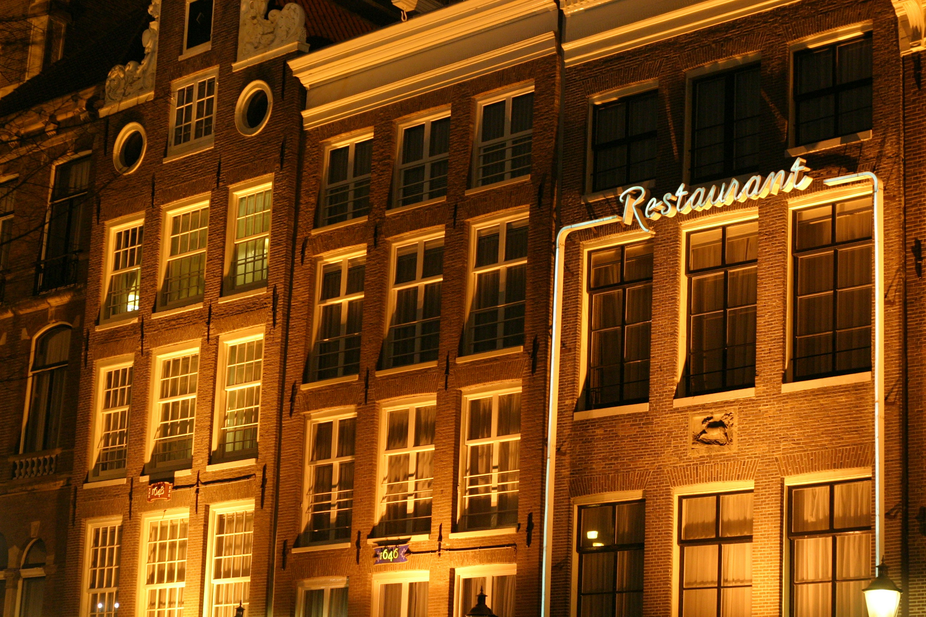 Hollanda'da girişimcilik fırsatlarını ve şirket kurma sürecini temsil eden, modern bir ofis ortamında çalışan profesyoneller ve Hollanda temalı iş görselleri.