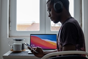 man in black crew neck t-shirt wearing black headphones