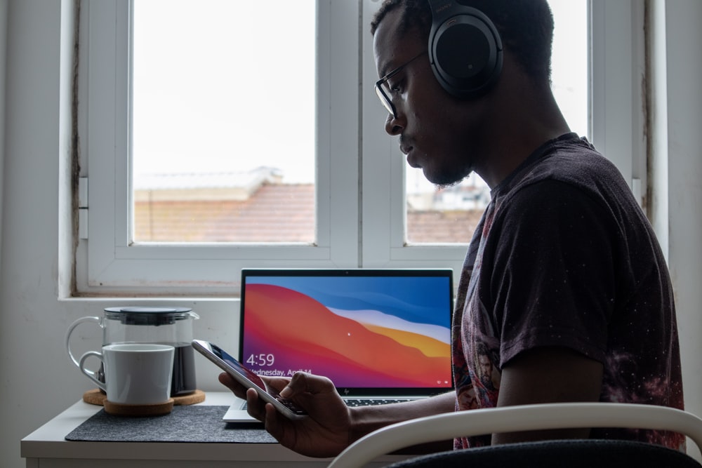 man in black crew neck t-shirt wearing black headphones