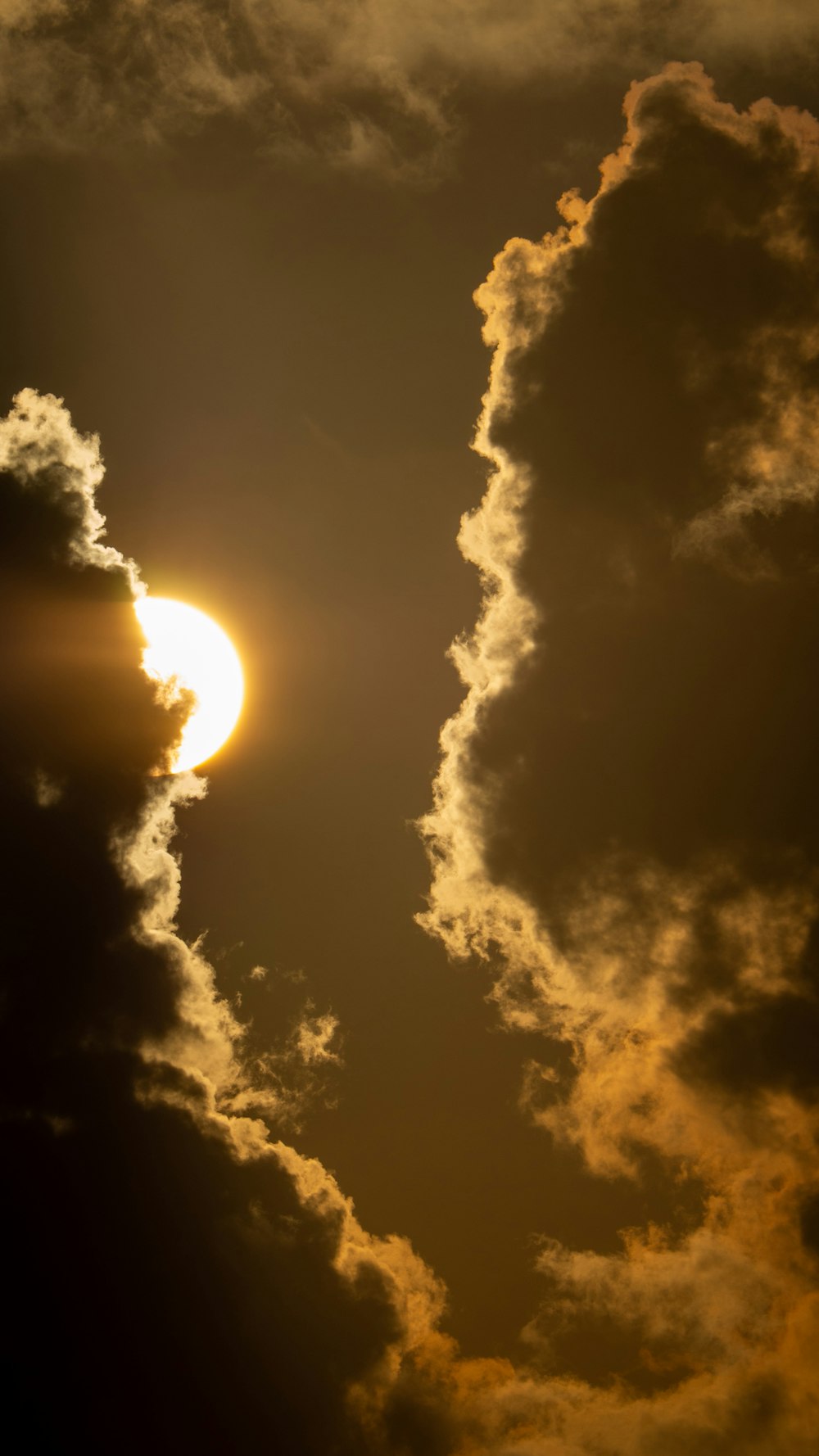 Weiße Wolken und blauer Himmel tagsüber