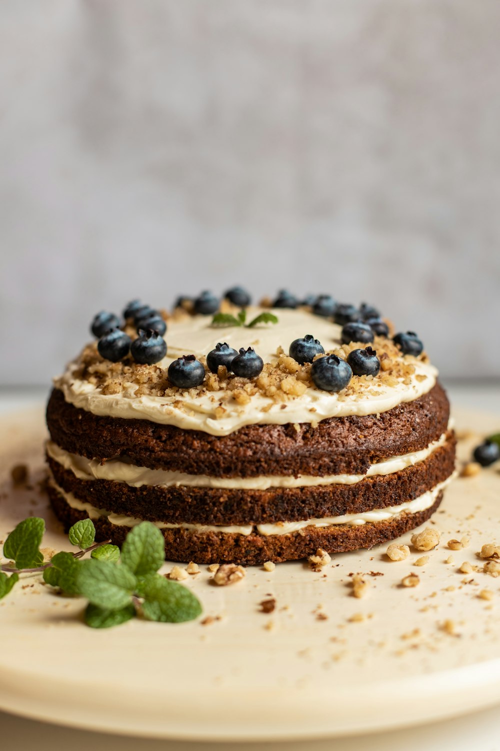 Hojaldre marrón y negro con frutos rojos azules sobre plato de cerámica blanca