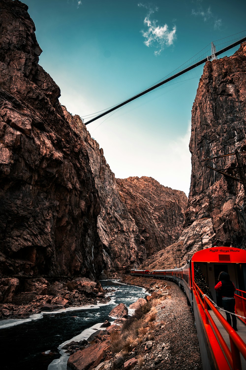 Teleférico rojo sobre la Montaña Rocosa Marrón durante el día