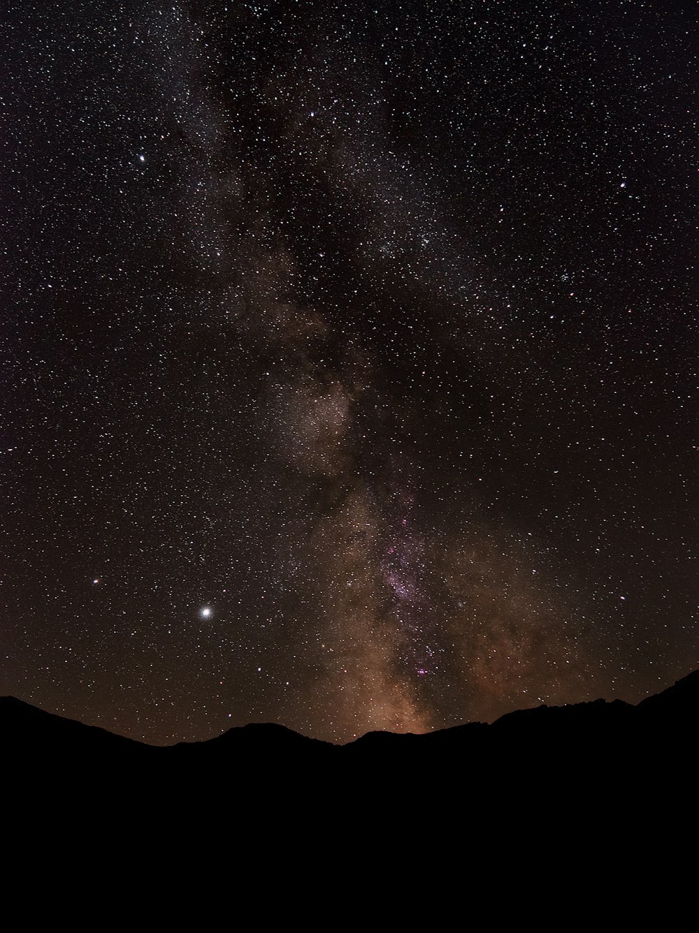 silhouette de montagne sous la nuit étoilée