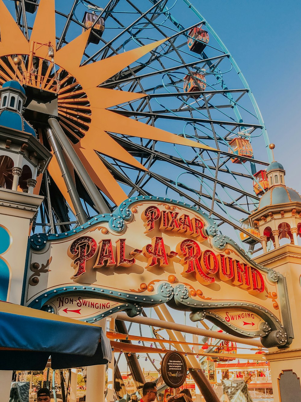 blaues und braunes Holzriesenrad tagsüber unter blauem Himmel