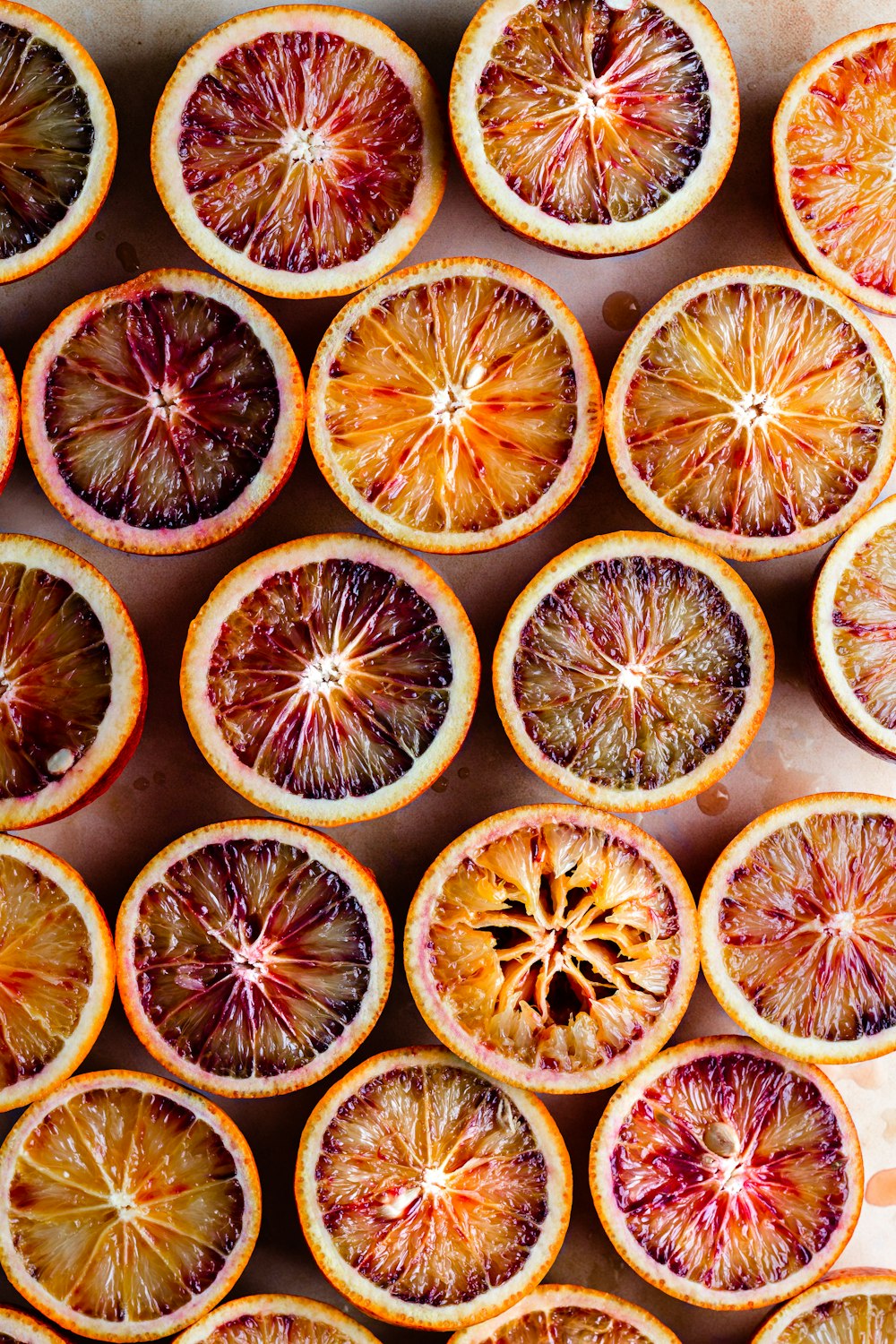 in Scheiben geschnittene Orangenfrüchte auf schwarzer Oberfläche