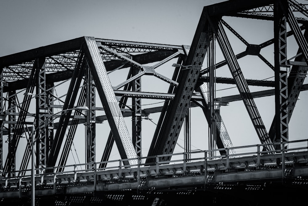 Puente de metal gris bajo el cielo azul durante el día
