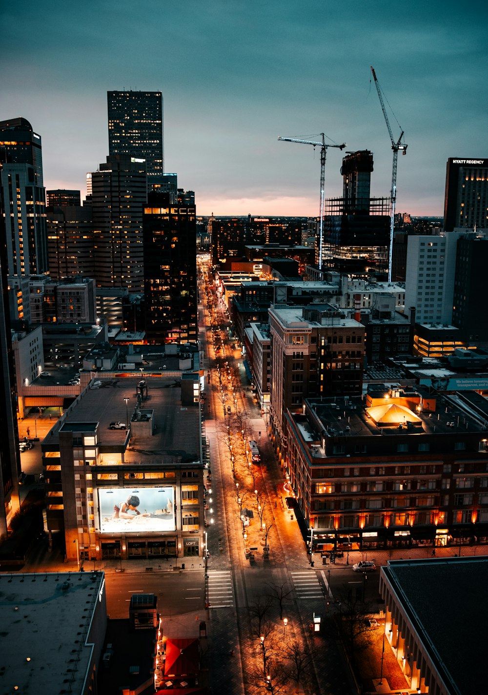 edifícios da cidade durante a noite