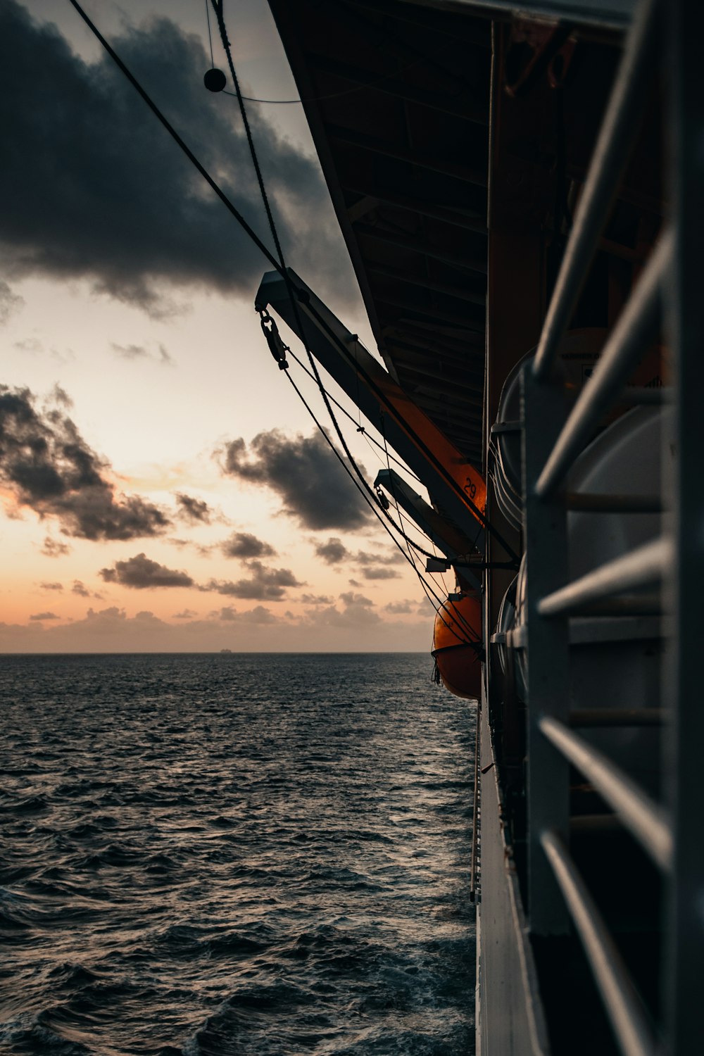 Schwarzes Schiff auf See bei Sonnenuntergang