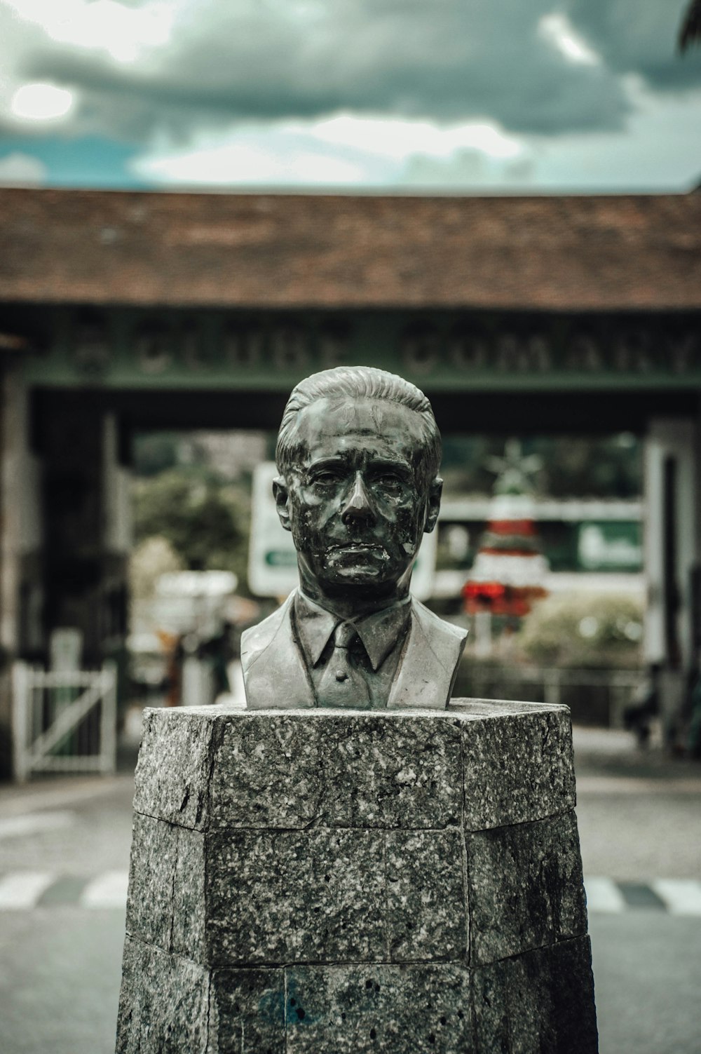 gray concrete statue of man