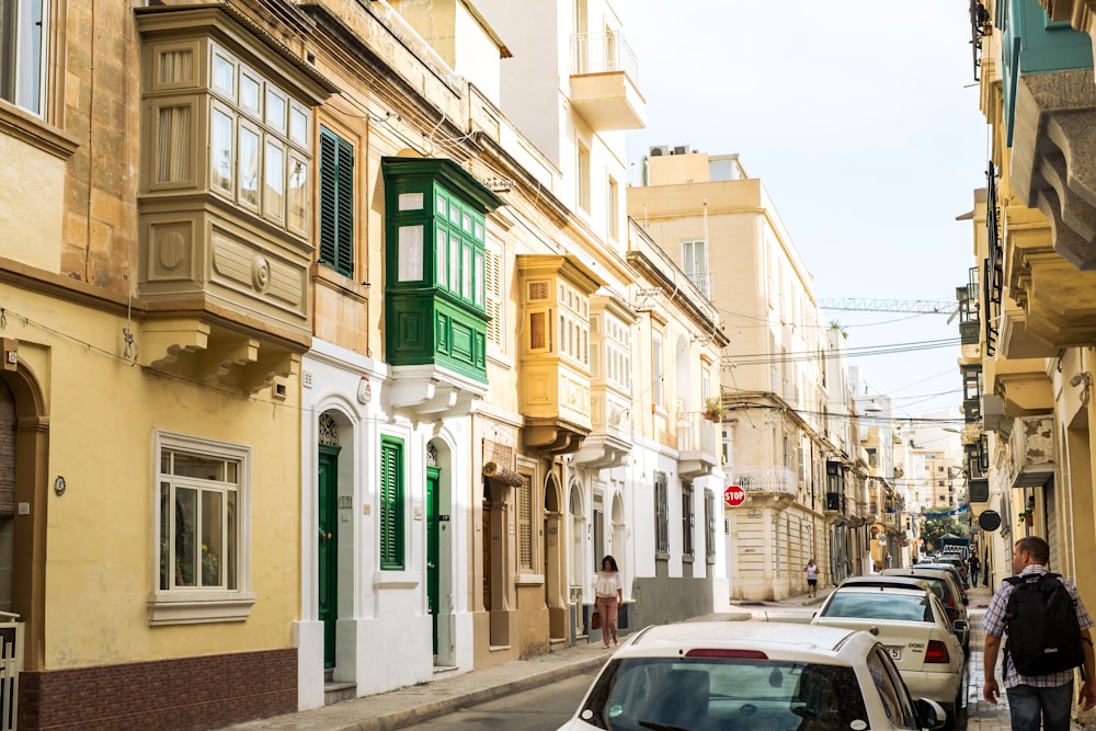 carros estacionados em frente ao edifício durante o dia