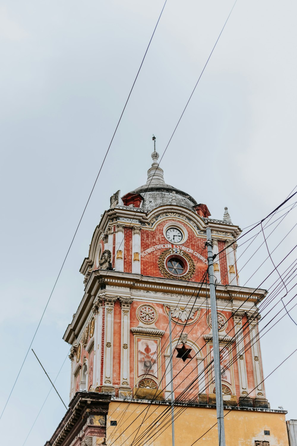 Edificio de hormigón marrón y blanco