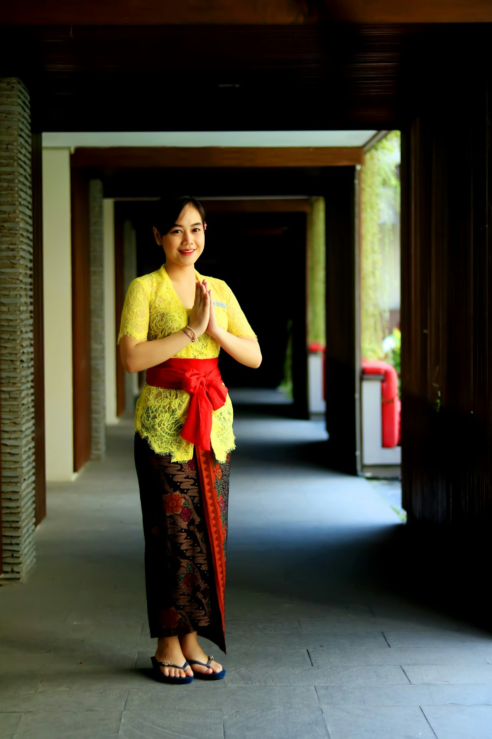 Mujer con vestido sari amarillo y rojo