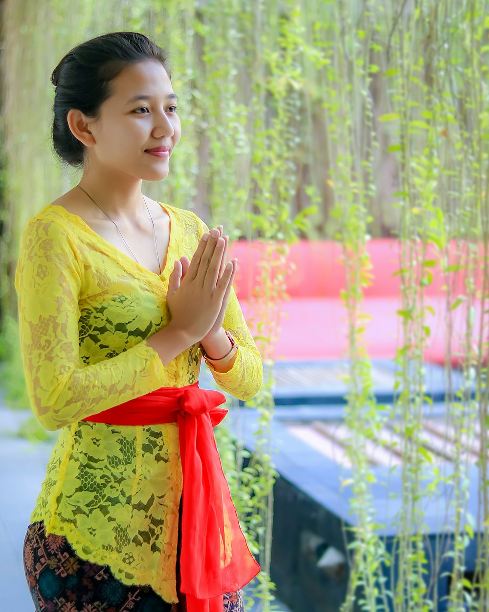黄色と赤の花柄のサリードレスを着た女性