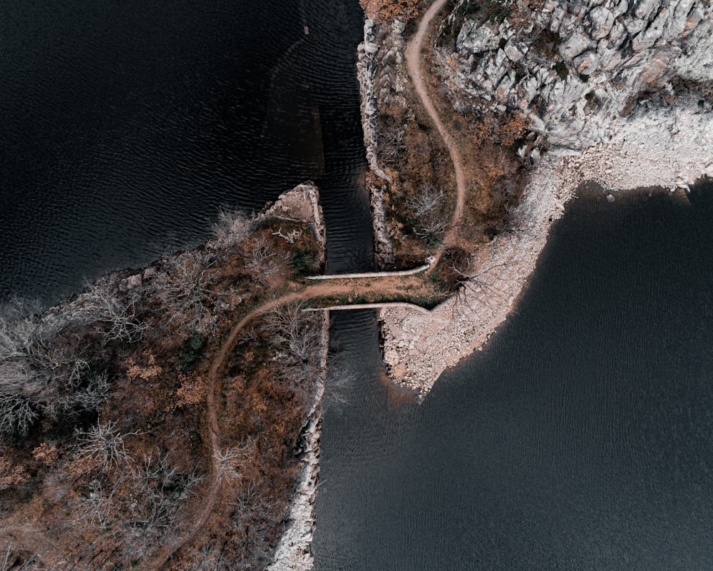 Vue aérienne d’un quai en bois brun sur un plan d’eau pendant la journée