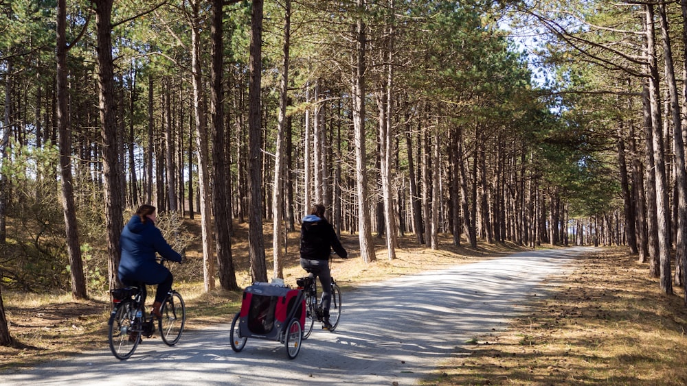 homme en veste bleue sur le vélo sur la route pendant la journée