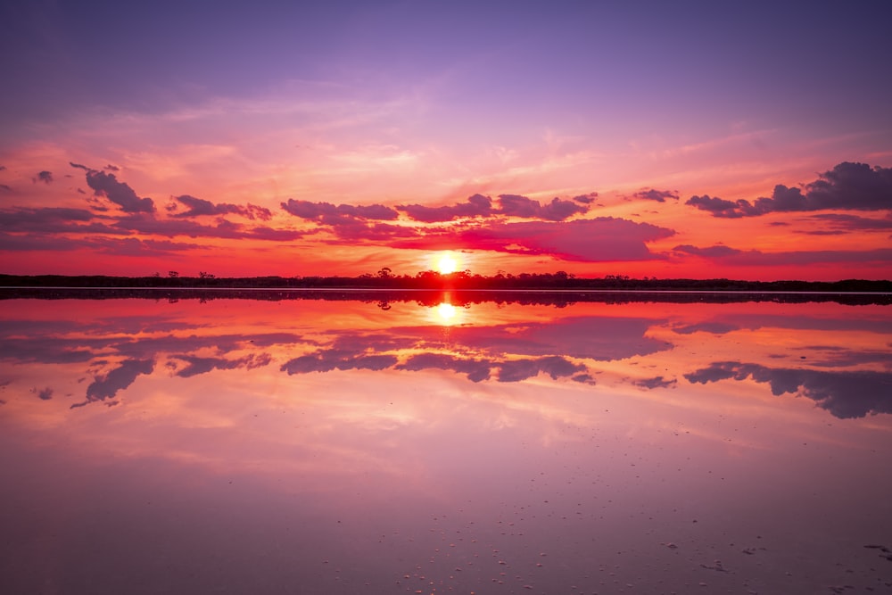 Gewässer bei Sonnenuntergang