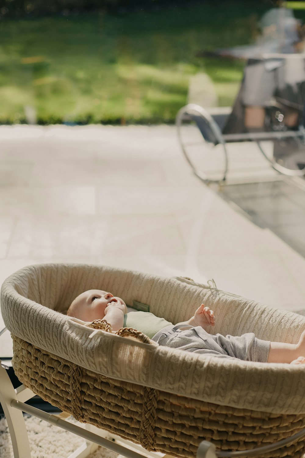 bambino in camicia bianca sdraiato su cesto di vimini marrone